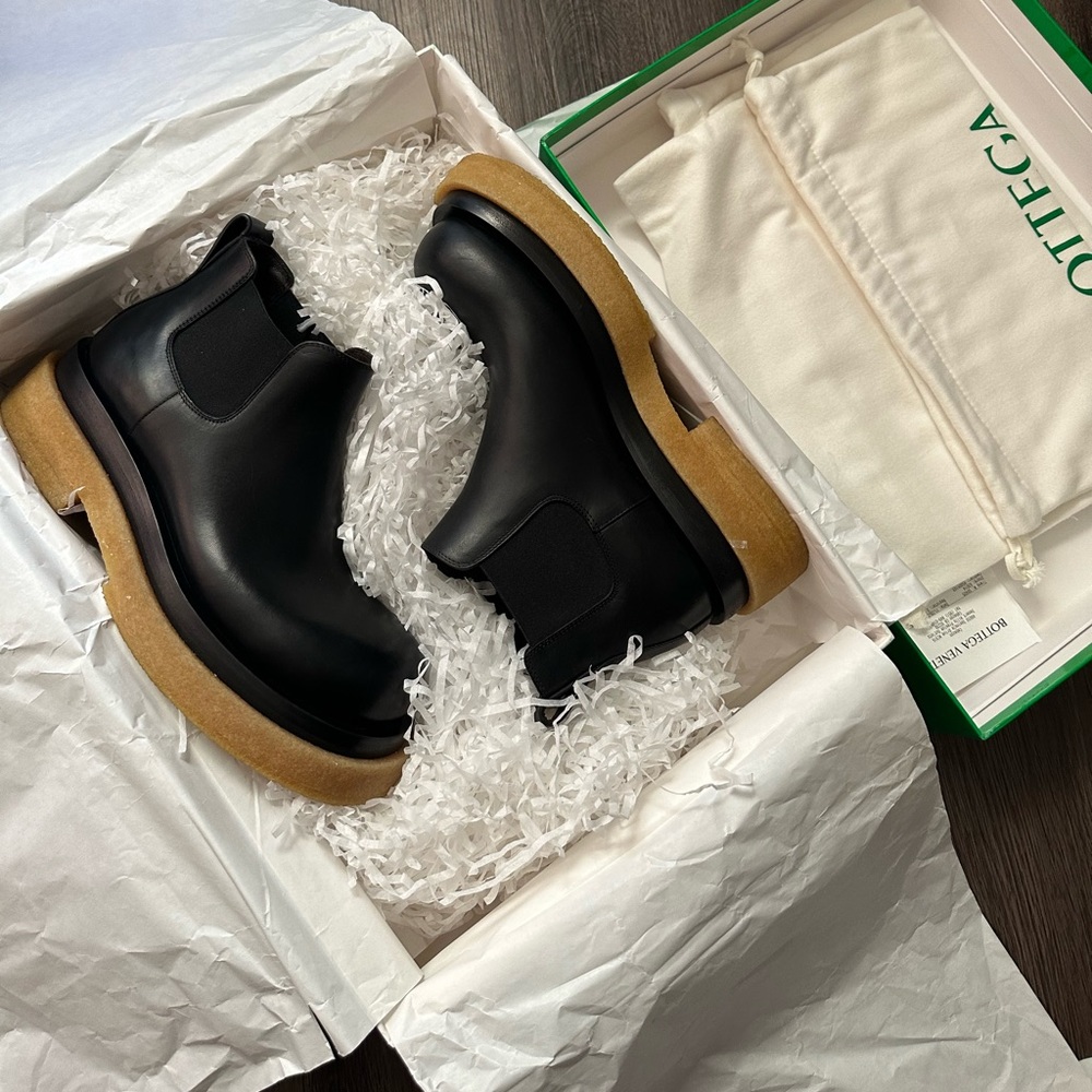 Bottega Veneta Crepe Sole Low Lug Chelsea Boot
